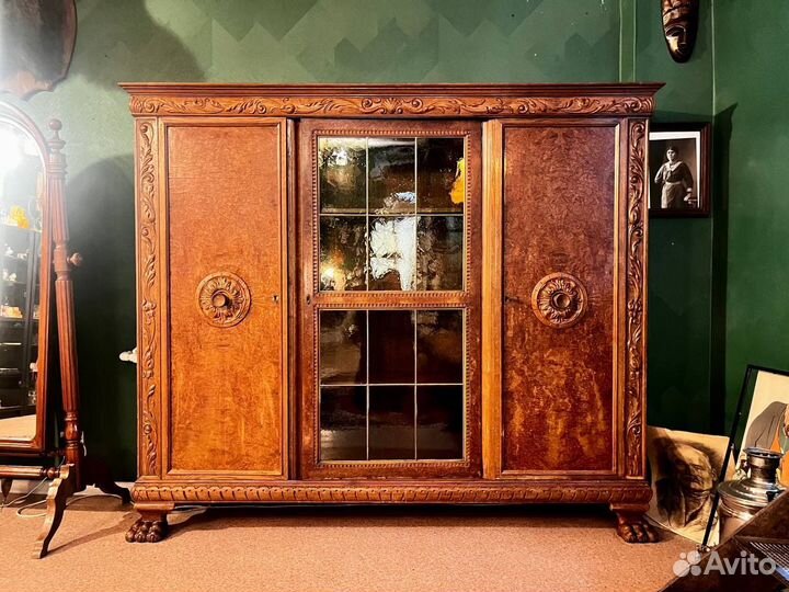 Старинный шкаф буфет