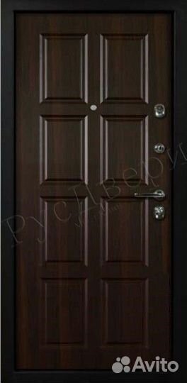 Классическая входная дверь для дома и дачи