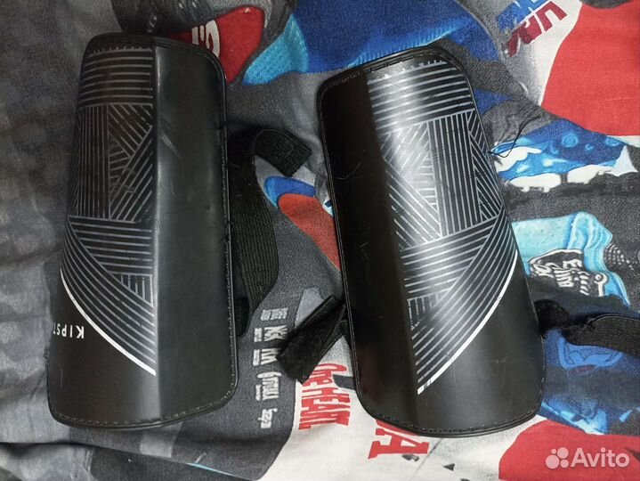 Щитки футбольные