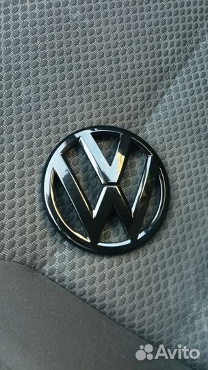 Передний значок, эмблема на Volkswagen Polo