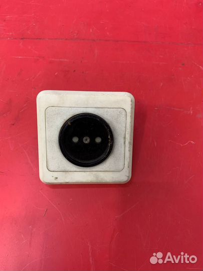 Розетка квадратная со шторкой (10А, 250В)
