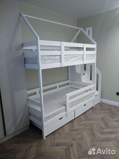Двухъярусная кровать с лестницей комодом
