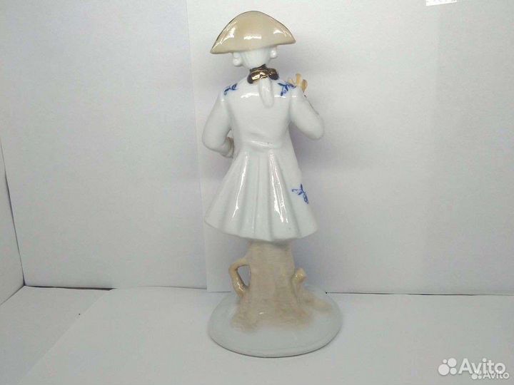 Фарфоровая фигурка щёголь производство Германия