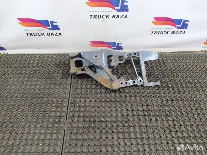 1849493 Кронштейн передней рессоры правый