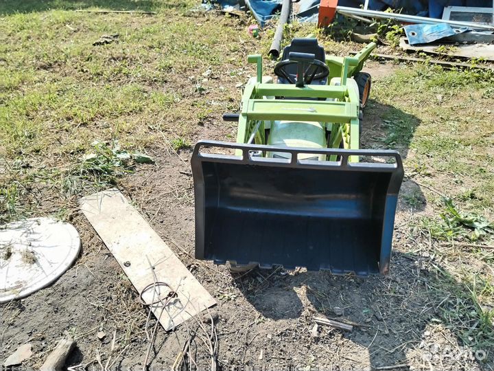 Педальный детский трактор