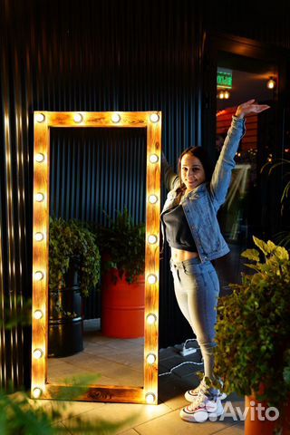 Гримерное зеркало с лампочками