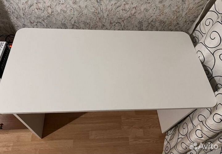 Стол письменный компьютерный белый