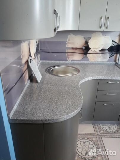 Столешница острова из искусственного камня