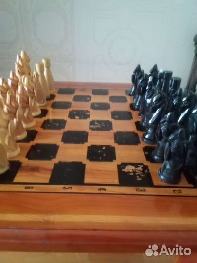 Шахматный стол с шахматными фигурами