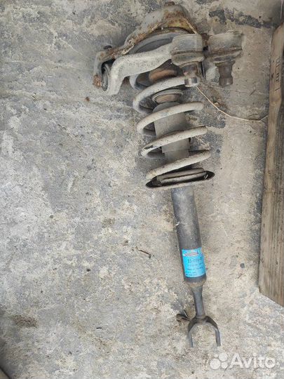 Стойка подвески передняя Volkswagen Passat Variant