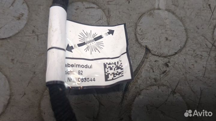 Амортизатор крышки багажника левый Volvo XC60 2017, 2019