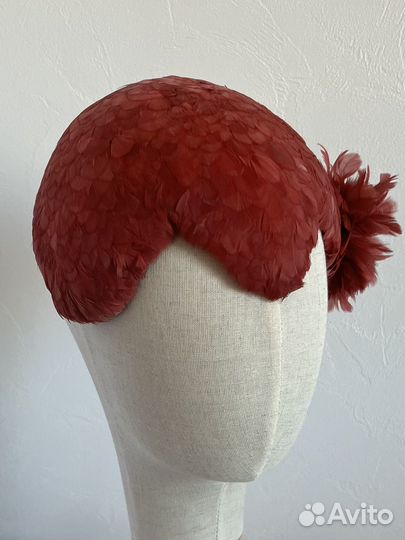 Шляпка из перьев женская
