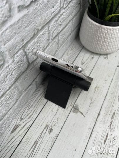 Samsung Galaxy S21, 8/256 ГБ