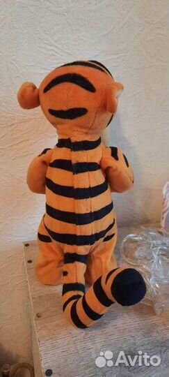 Тигра Дисней прыгает смеется говорит