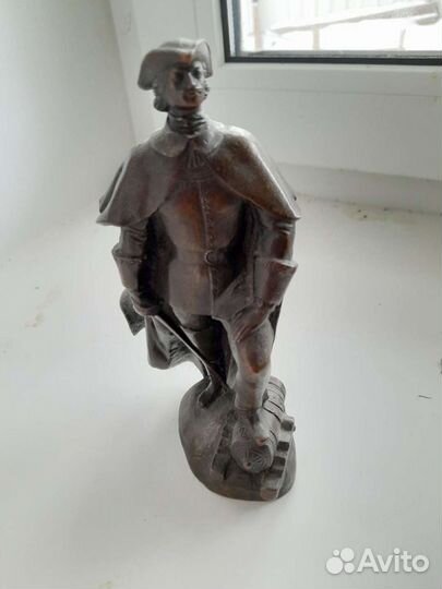 Статуэтка бронзовая 