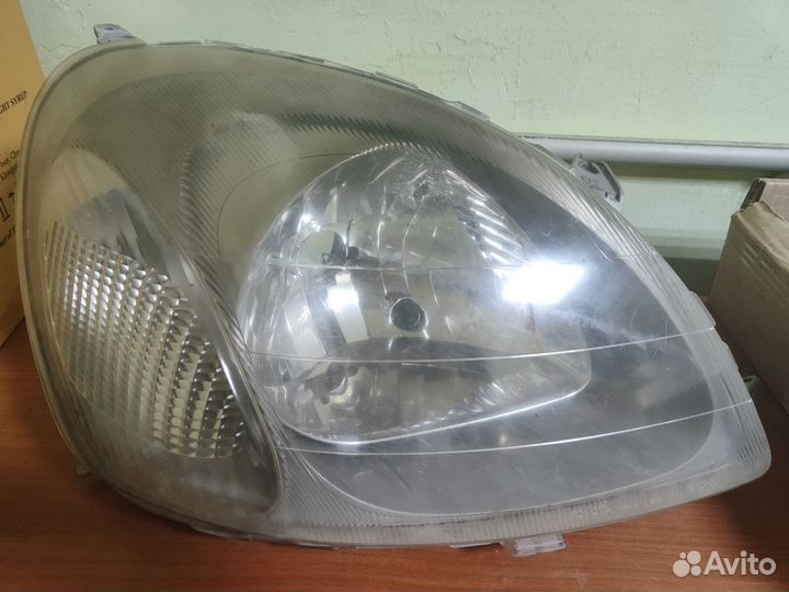 Фары toyota vitz 2001