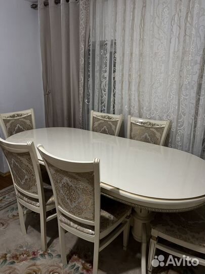 Стол со стульями