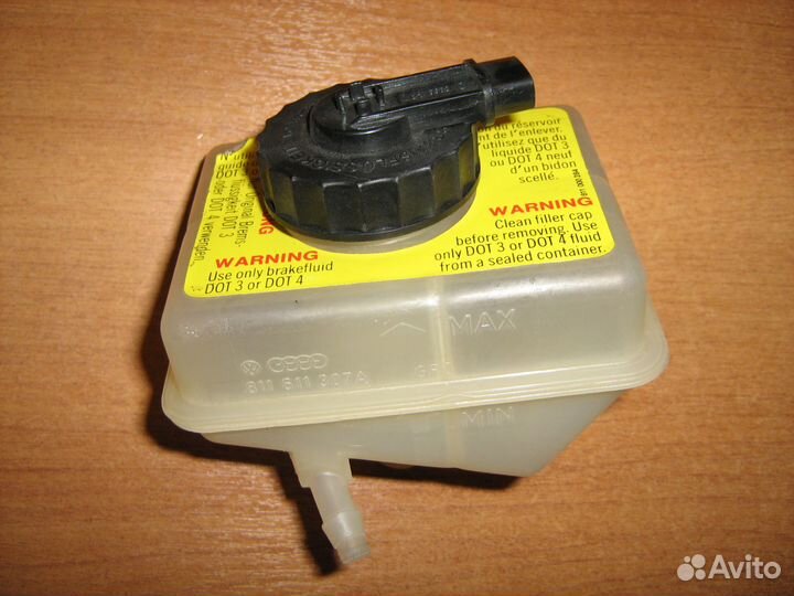Audi 80/90 B2 Бачок тормозной жидкости 811611307A