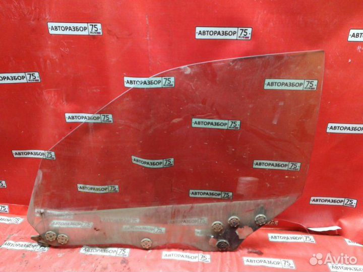 Стекло боковое переднее левое Nissan Laurel HC35