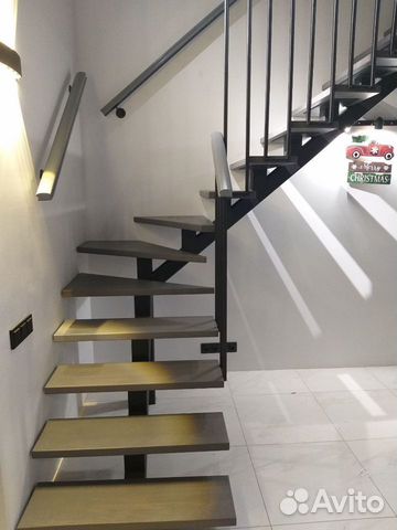 Лестница на монокосоуре с перилами под ключ