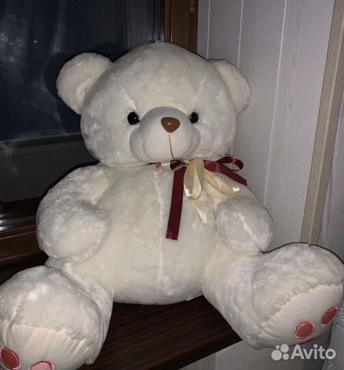 Большой плюшевый медведь