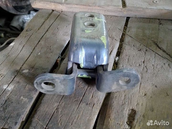 Петля двери правая Toyota IQ