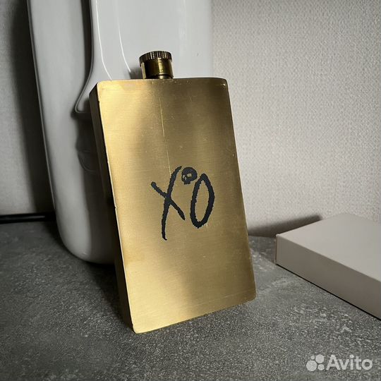 Золотая фляга из мерча Weeknd XO After Hours