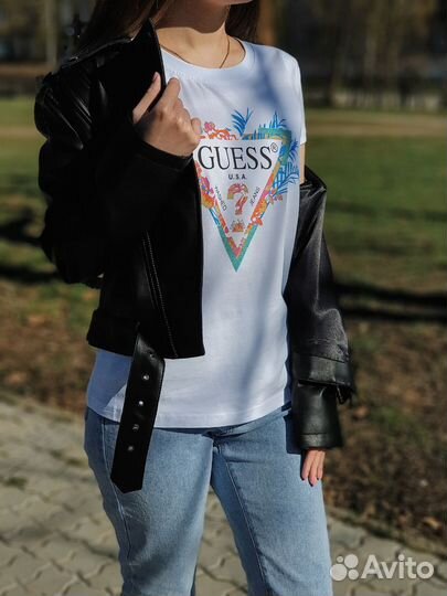 Женская футболка Guess: для ярких моментов