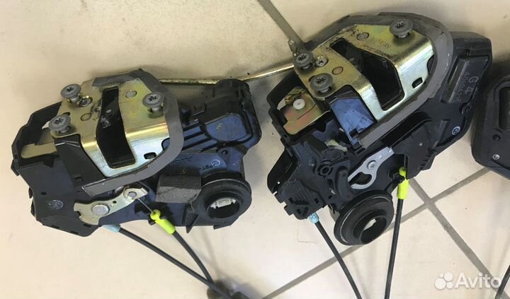 Замок двери toyota crown GRS182 (Тойота Краун)