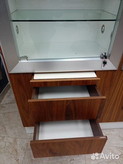 Стеклянная витрина с подсветкой