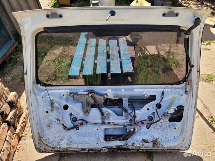 Задняя дверь toyota corolla filder