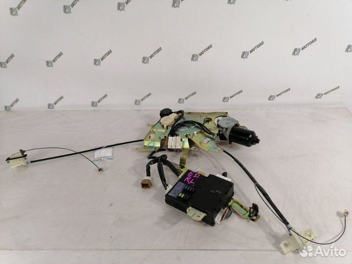 Доводчик Двери задний левый Nissan Elgrand E51