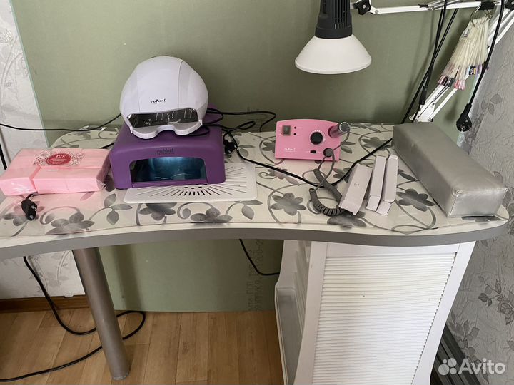 Стол маникюрный с лампой, машинка маникюрная