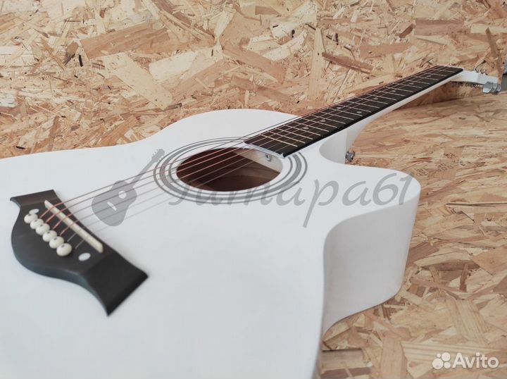 Акустическая гитара белая