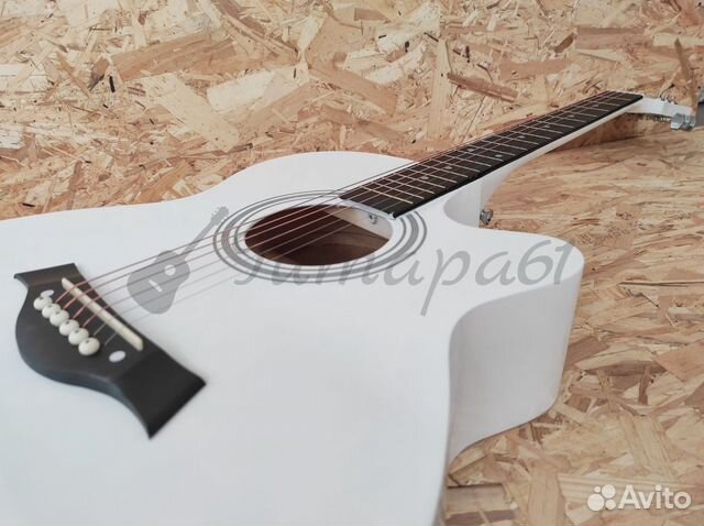 Акустическая гитара белая