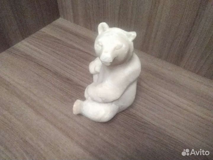Статуэтка медведь из белого мрамора