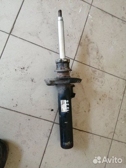 Амортизатор передний левый Skoda Octavia 1Z3 caxa