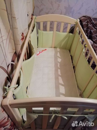 Детская кроватка с маятником и ящиком