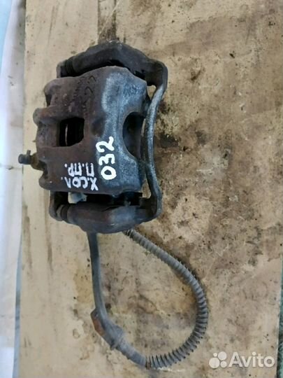 Суппорт передний правый Хендай Солярис