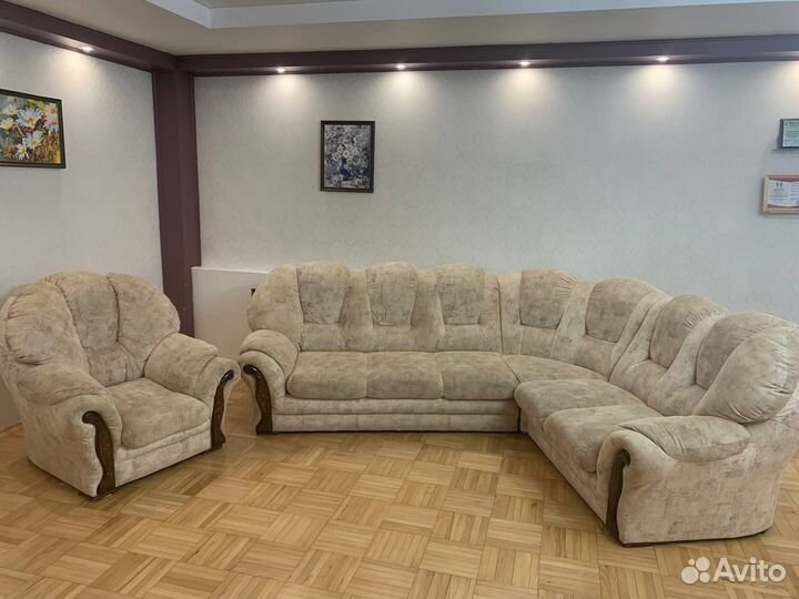 Угловой диван и кресло