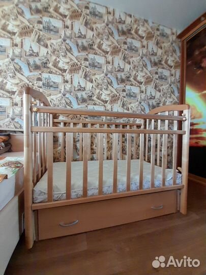 Детская кроватка с маятником