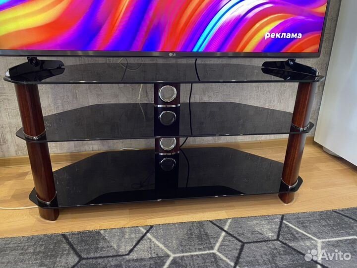 Стеклянная тумба под тв