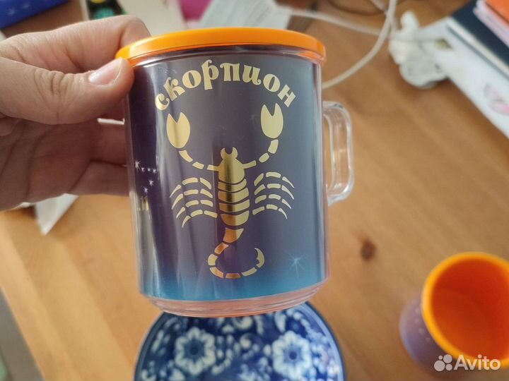 2 пластиковые кружки и 2 стеклянные тарелки