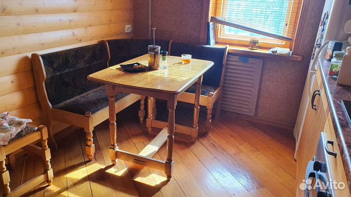 Кухонный уголок: обеденный стол и диваны из дуба