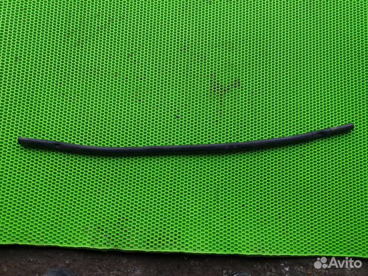 Уплотнитель капота на Hyundai Sonata IV EF 01-12