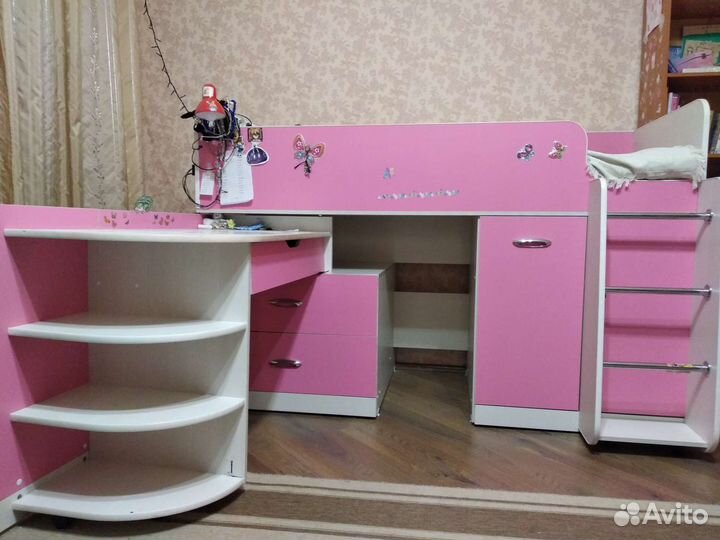 Кровать чердак со столом и шкафом+кроватка