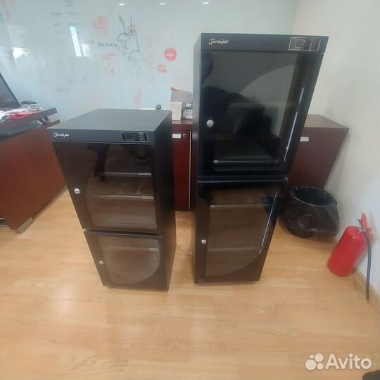 Шкаф с осушителем для фотоаппаратуры и объективов