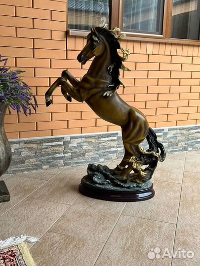 Скульптура лошади