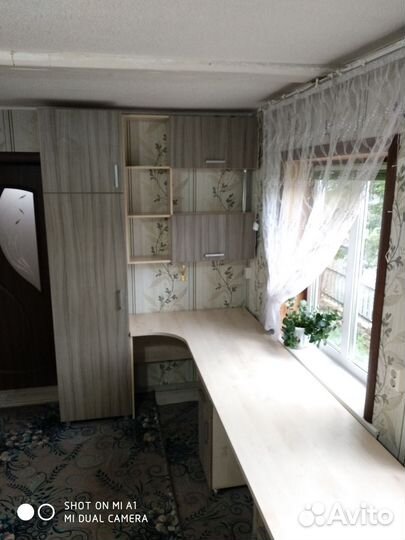 Стол и шкаф