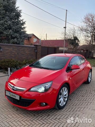 Opel Astra GTC 2012 красная